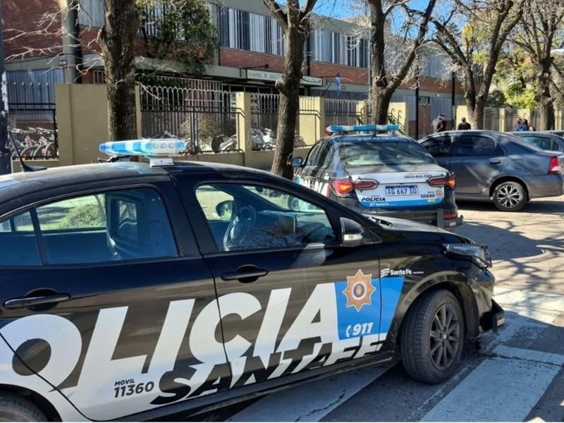 La policía trabaja en la vigilancia del edificio tras varias amenazas.
