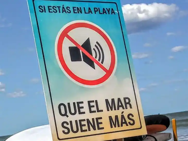 Distintos sectores piden prohibir de manera urgente el uso de parlantes en las playas, pero los intendentes de la costa provincial miran para otro lado.