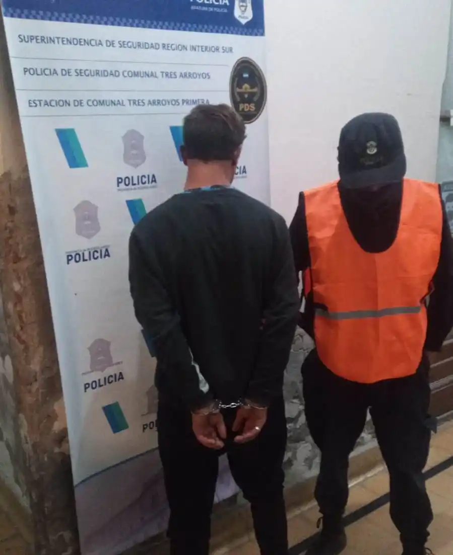 Aprehendido por golpear con un palo a los hijos de su pareja