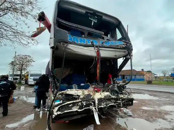 Tres muertos y 17 heridos tras un choque entre un micro y un camión