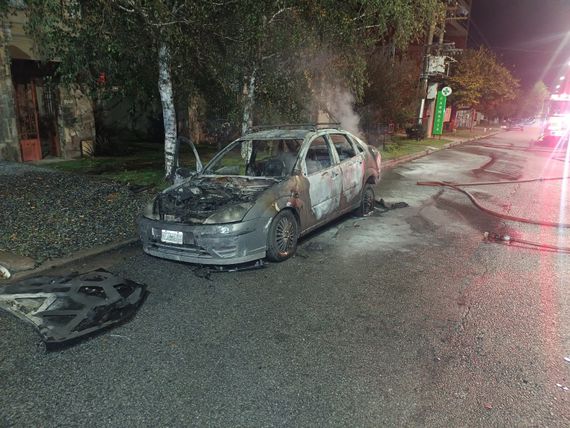 Un incendio de un auto en la madrugada del domingo en avenida Brasil generó alarma