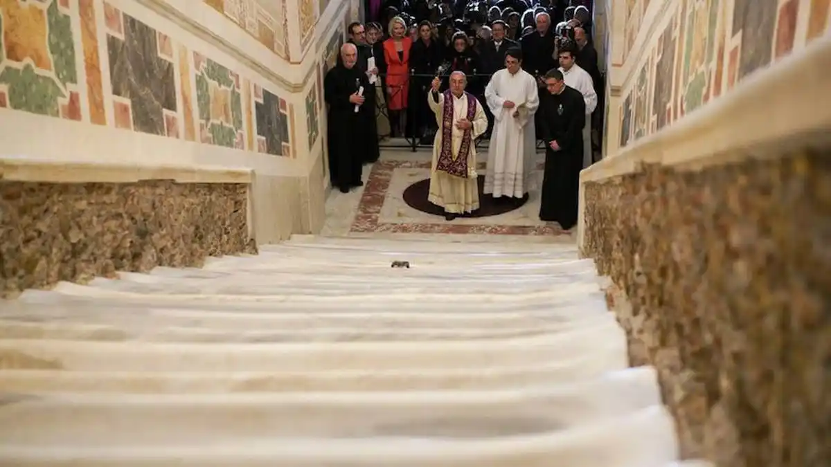 El Vaticano exhibe la escalera de mármol por la que subió Jesús durante su juicio