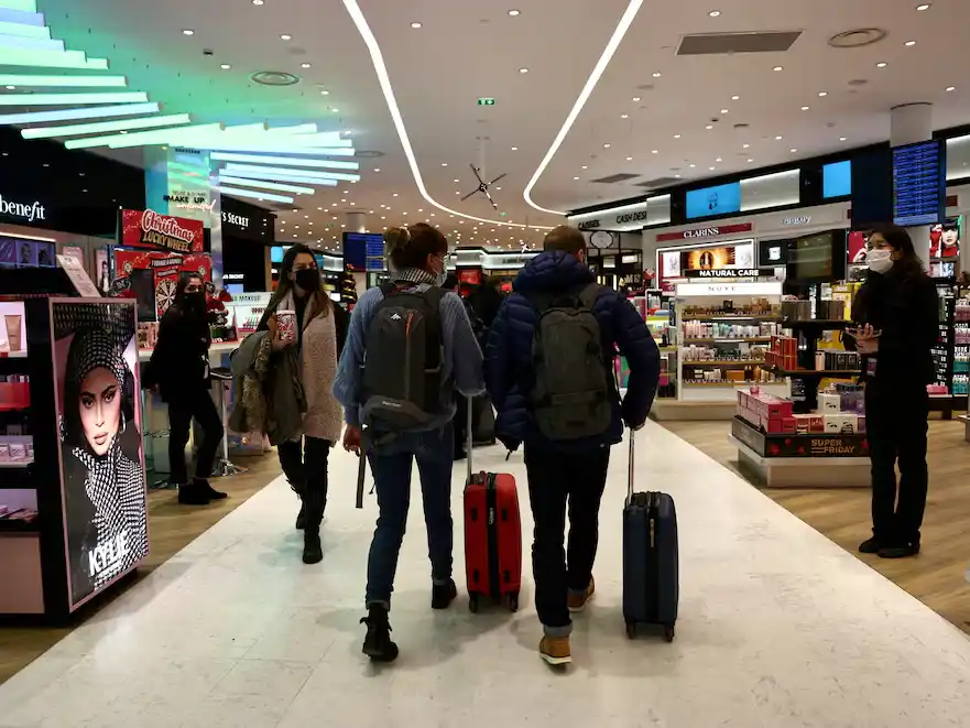 En julio, los argentinos compraron más de USD 3.400 millones e hicieron consumos con tarjeta por USD 1.200 millones