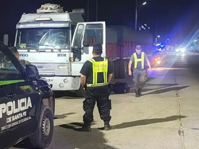 El momento en que detienen la circulación del camión.