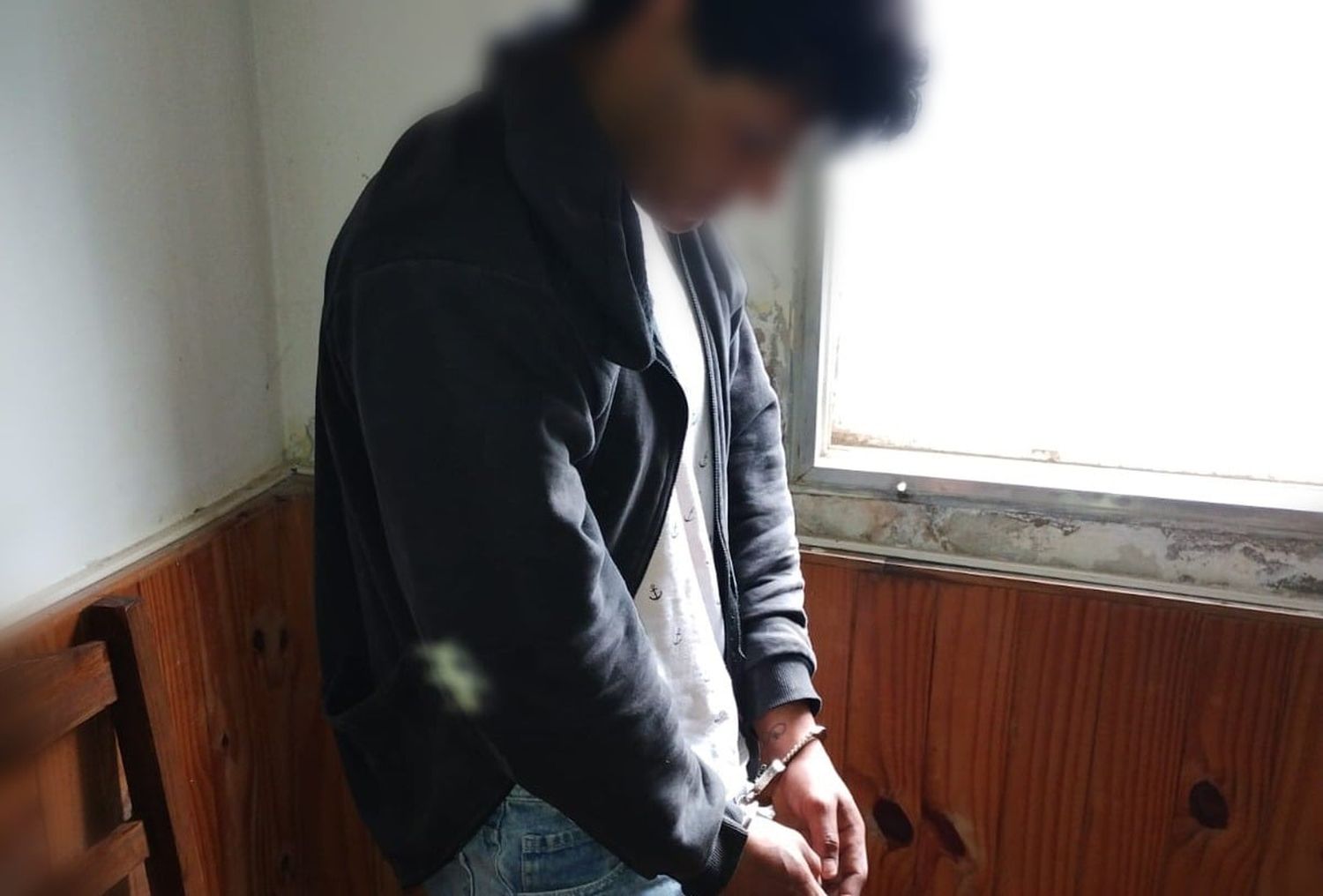 Le dieron un mes de arresto domiciliario a un joven que golpeó a su pareja