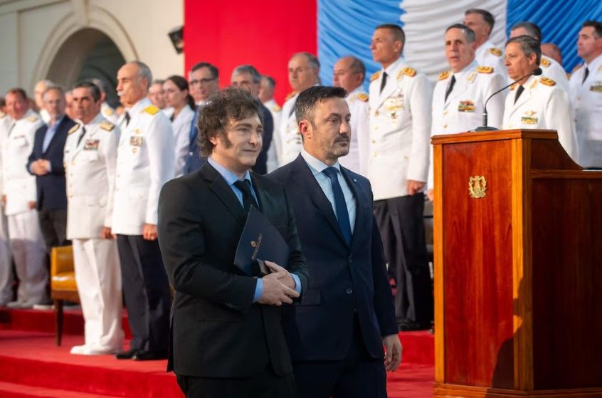 Milei estuvo junto a la cúpula de las tres fuerzas en el Colegio Militar