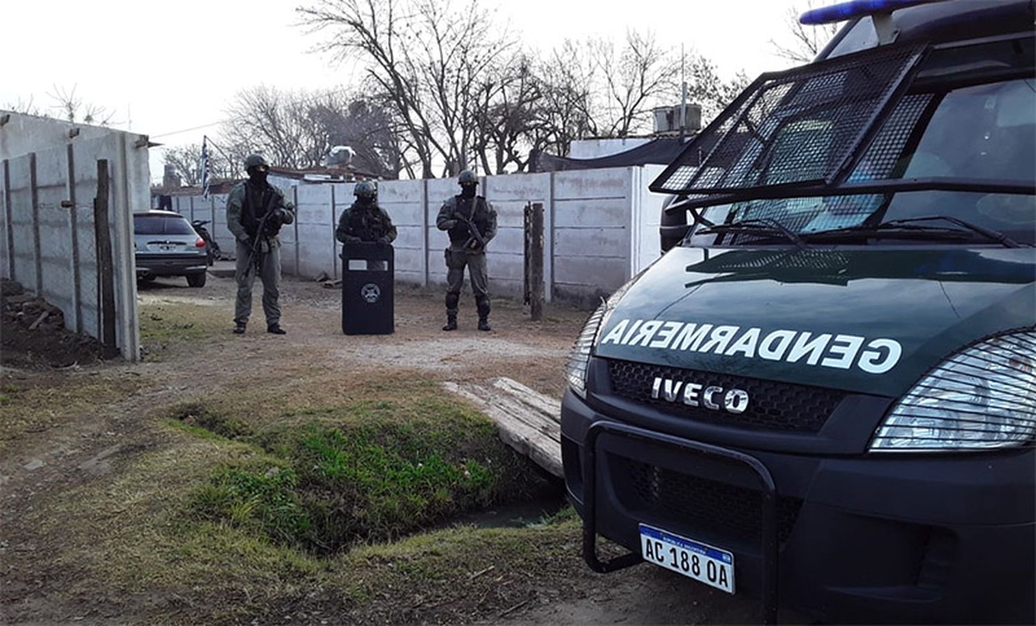 Allanamientos a oficinas policiales al sur de Santa Fe: secuestraron drogas, autos y detuvieron a tres personas