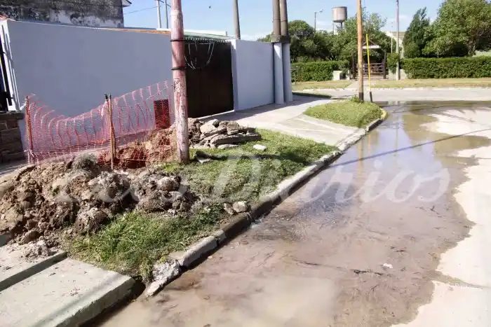 Enorme derroche de agua en la zona del Hogar Raimondi