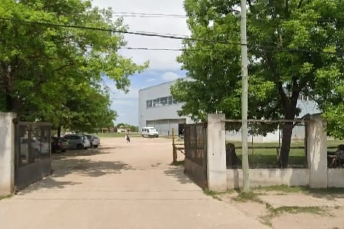 Un menor de 13 años disparó con un arma de aire comprimido a chicos que hacían educación física en el Polideportivo Sur
