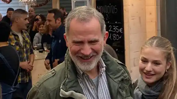 Familia real española visita de sorpresa la zona de Catarroja: una de las más afectadas por la DANA