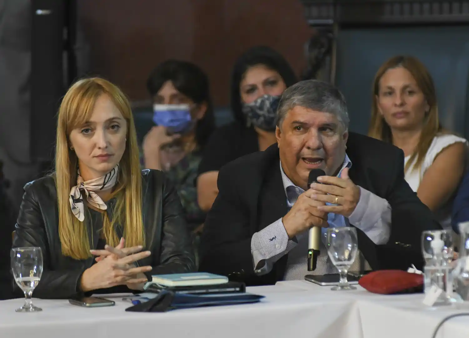 Los senadores José Mayans y Anabel Fernández Sagasti, durante la reunión de la comisión de Legislación General y de Presupuesto y Hacienda.
