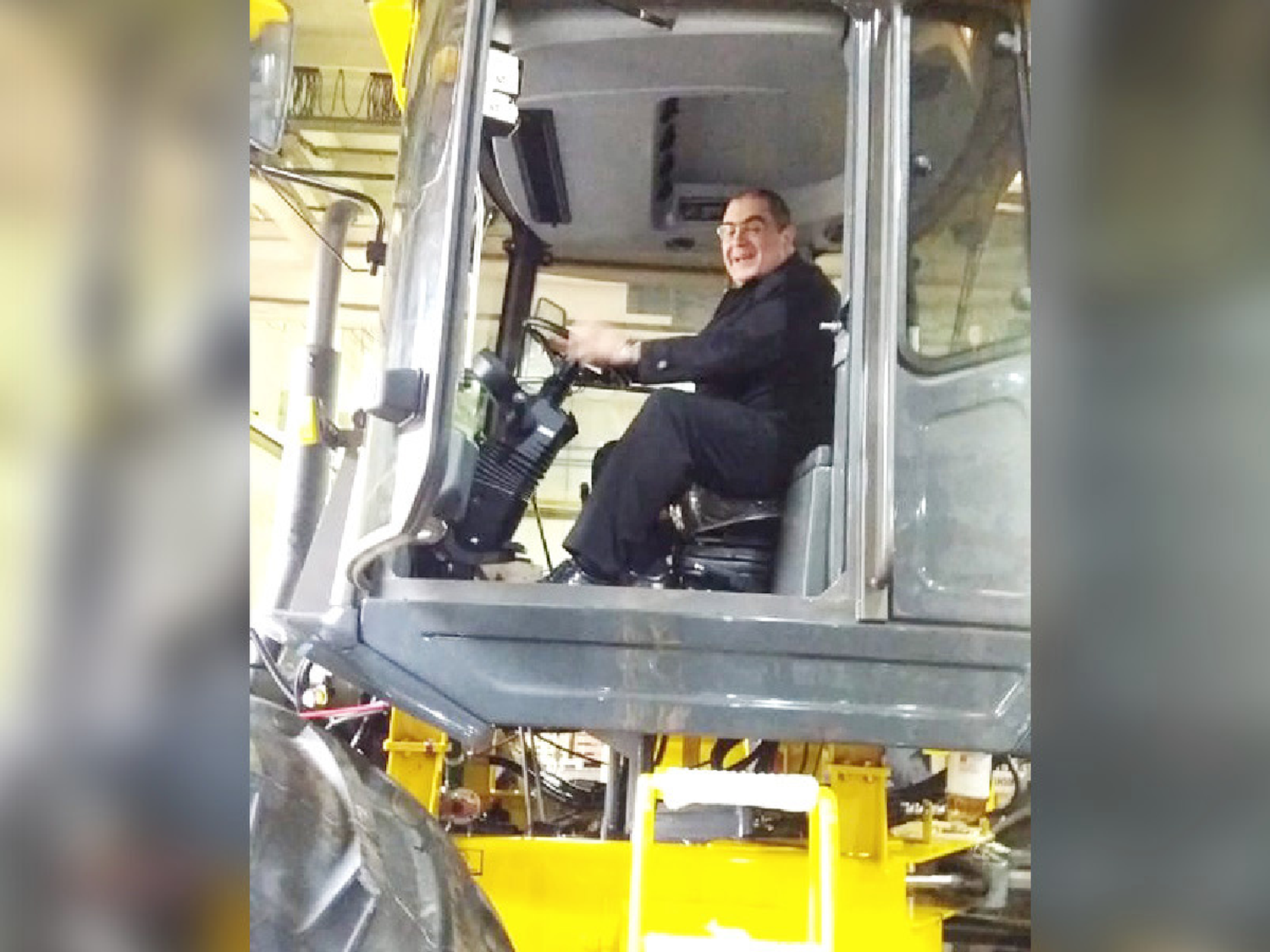 En Las Varillas, el obispo Buenanueva se reunió con concejales y “paseó” en tractor