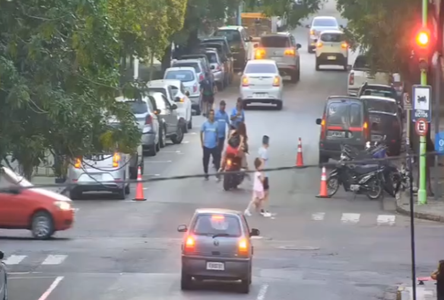 El momento donde la moto impacta a la inspectora