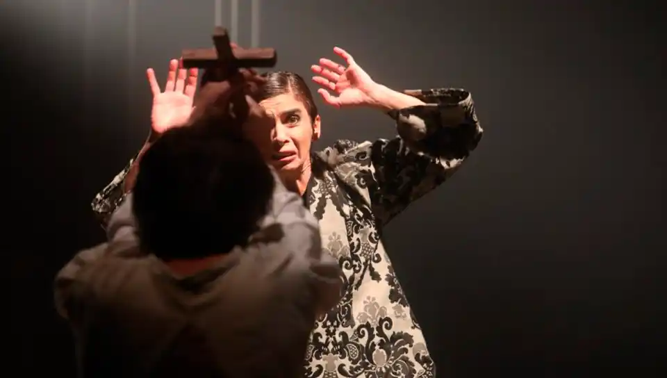 Actores interpretando una obra