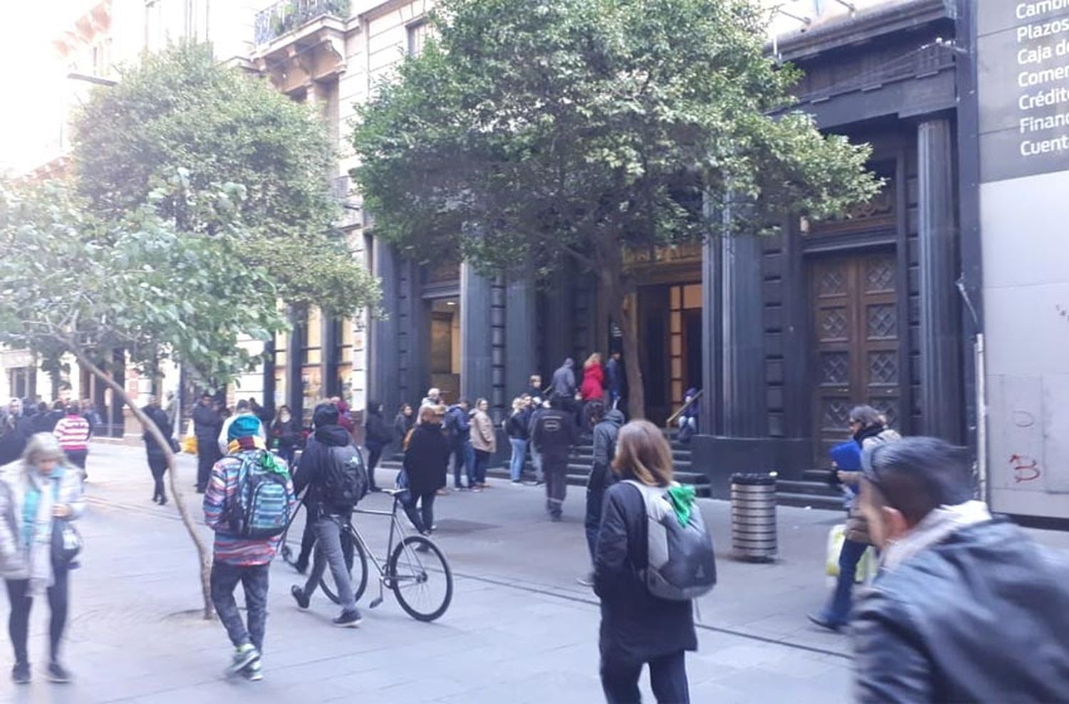 Bajó el dólar y volvieron las colas en las casas de cambio