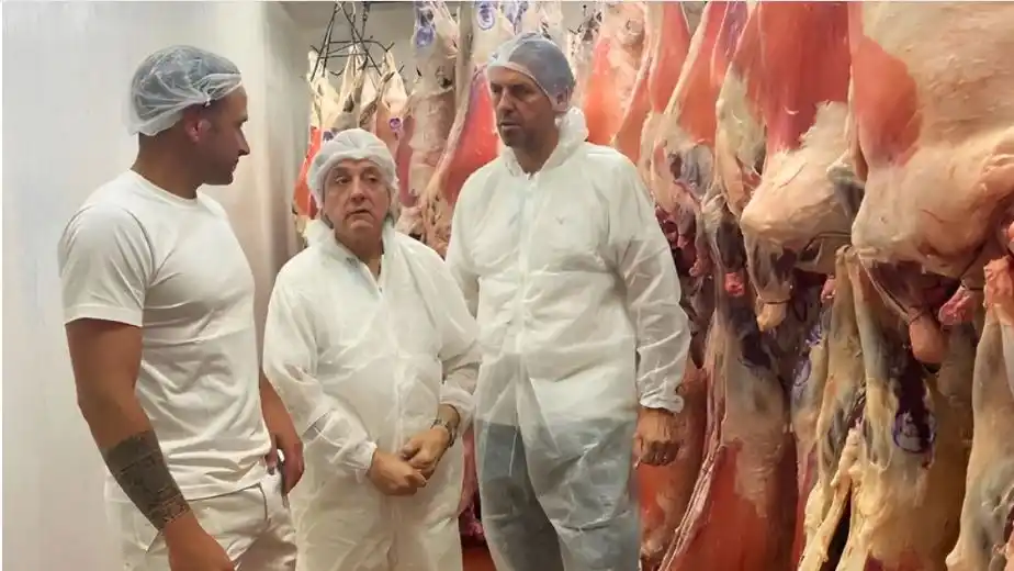 En el frigorífico de Gualeguay, Jose Moulia (centro) y Tomás Pirán (derecha) durante las gestiones en las que lograron embarcar carne ovina a Medio Oriente.