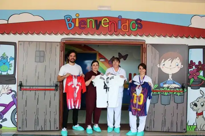La tierna campaña que transforma camisetas de fútbol en batas para chicos enfermos