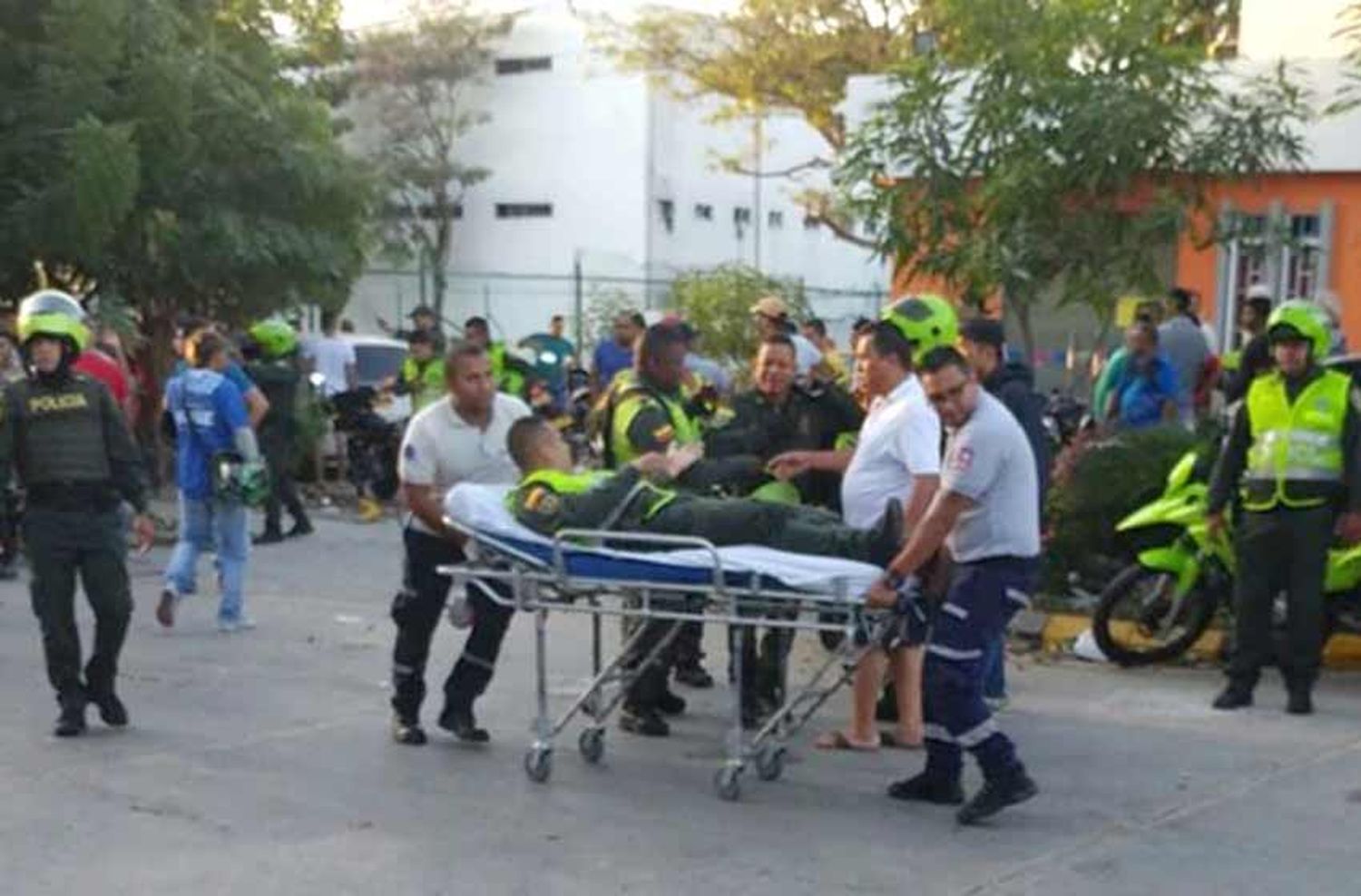 Un atentado en Colombia deja tres policías muertos y 17 heridos
