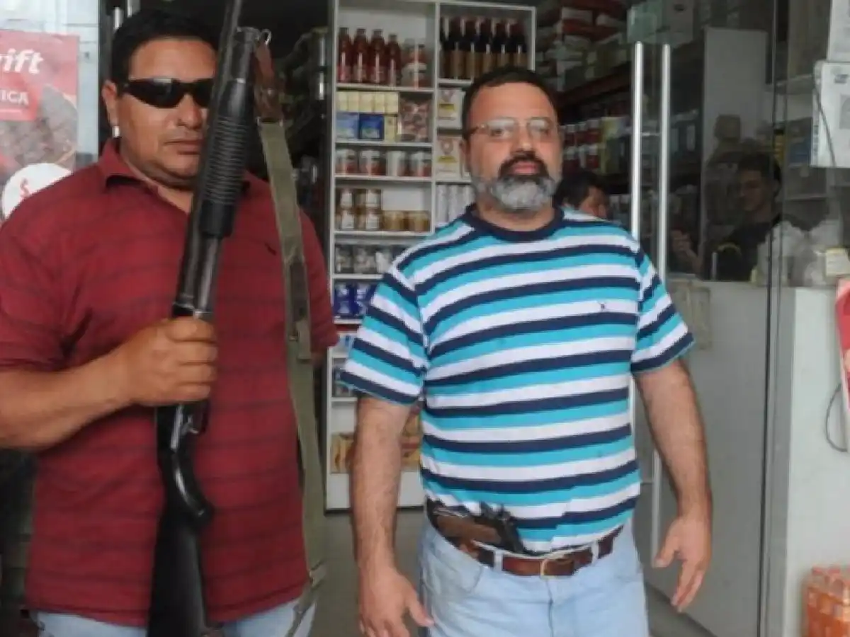 Tras 11 balazos en asaltos, atiende a clientes armado