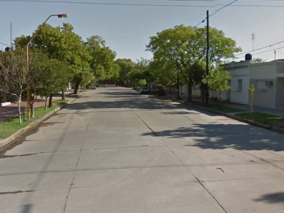 Dos matrimonios amigos salieron a cenar y los ladrones robaron  en sus casas en simultaneo  