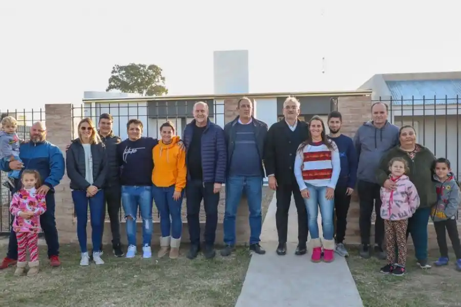 Perotti recorrió cinco viviendas en la comuna de Bella Italia: “Empieza una etapa nueva en la vida de cada familia”