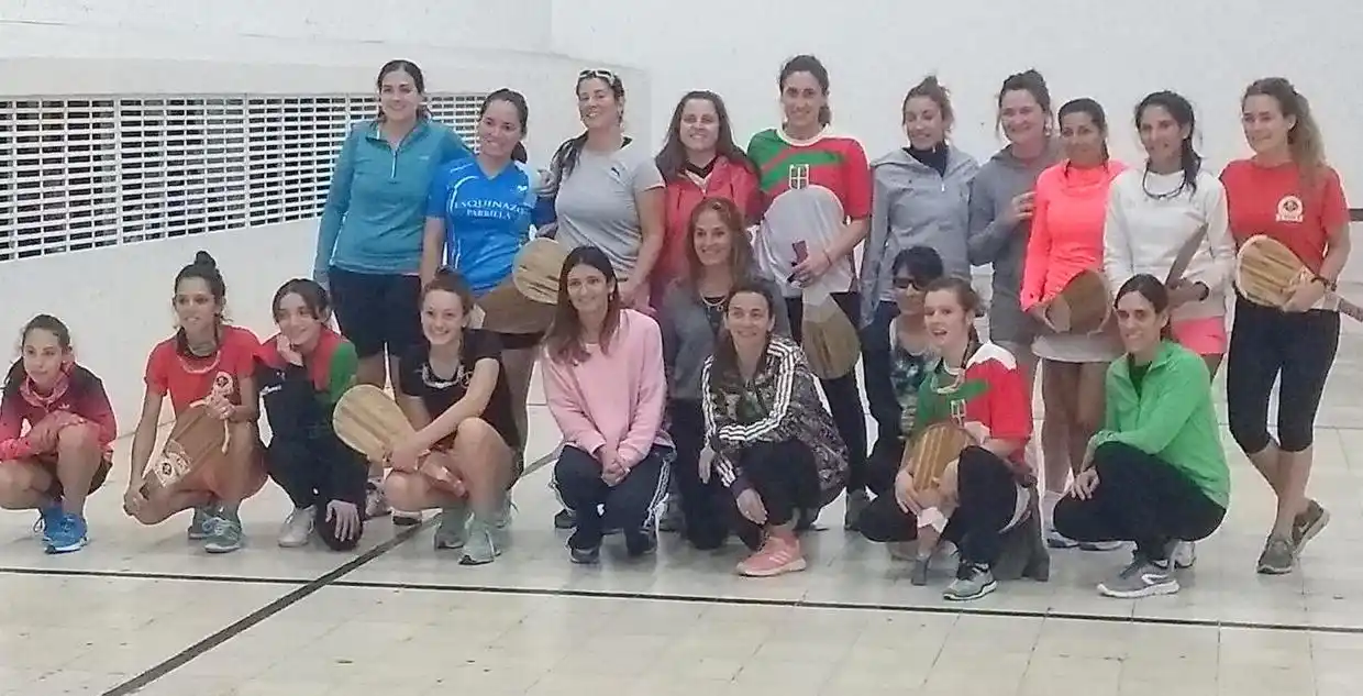 Positivo encuentro de pelota femenino
