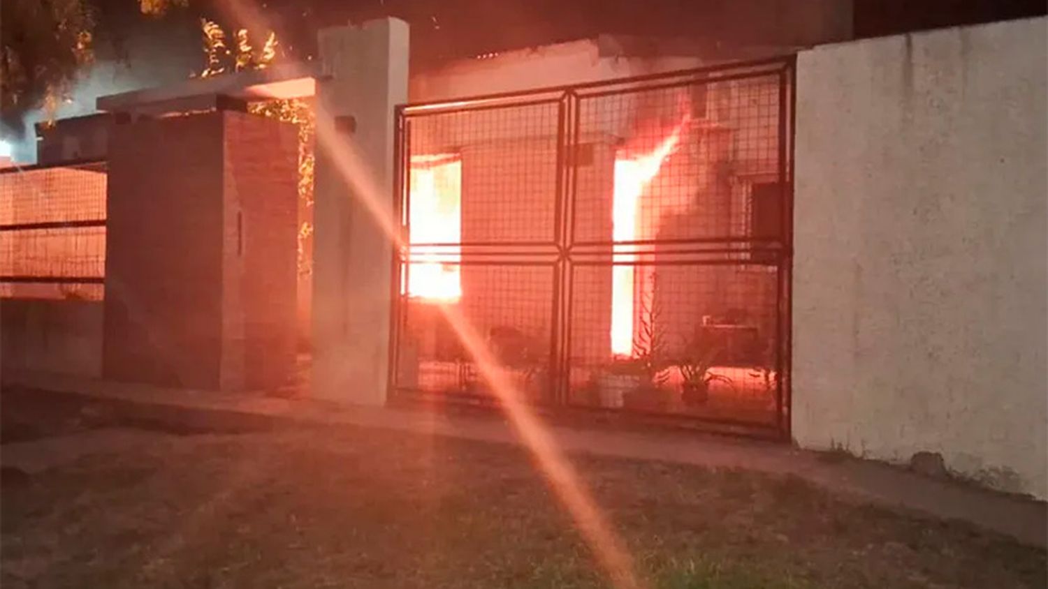 Un niño sufrió graves quemaduras durante el incendio de su casa