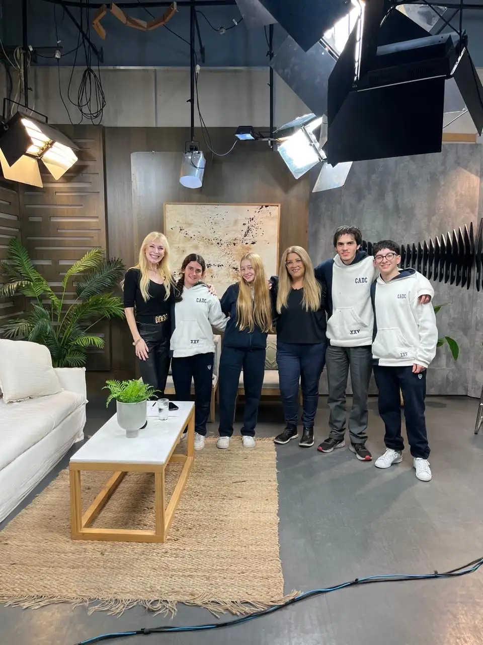 Alumnos de Ayres del Cerro, junto a Cecilia Corán y Carola Núñez.