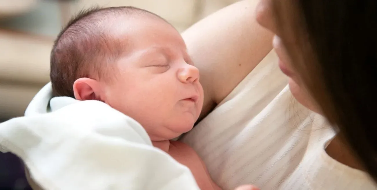 Es necesario que el niño tenga entre 2 meses y 2 años al momento de iniciar el trámite.