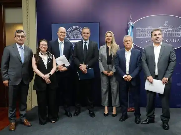 El Consejo de Mayo entregó su informe final al Congreso y expone la distancia con el sindicalismo