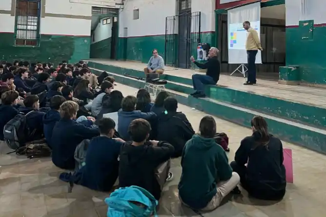 En escuelas secundarias se capacita sobre el uso de herramientas digitales de seguridad