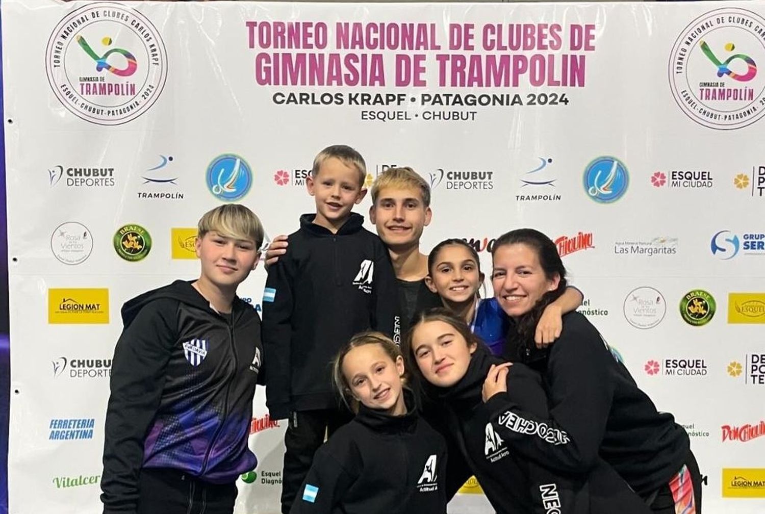 La entrenadora Laura Cerdá, junto a varios de sus alumnos en el Nacional de Esquel