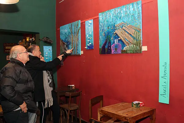 Angela Armentía expone  en el ciclo “Estoy en el bar”