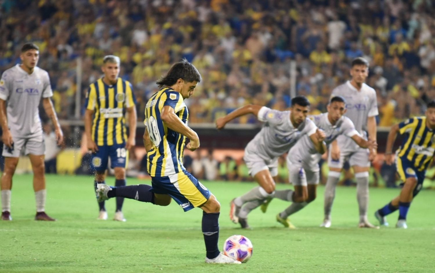 Rosario Central se hizo fuerte de local y venció a Godoy Cruz con un gol de penal de Malcorra