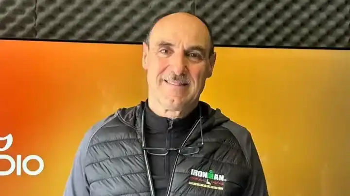 "Nito" Escobar, en los estudios de Ecos Radio. Se prepara para lo que será el Ironman de Hawái