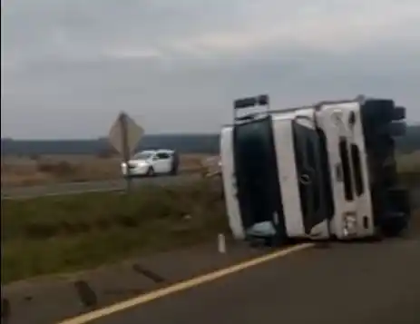 Ruta 14: Despistó y volcó un camión cargado con autos 0KM