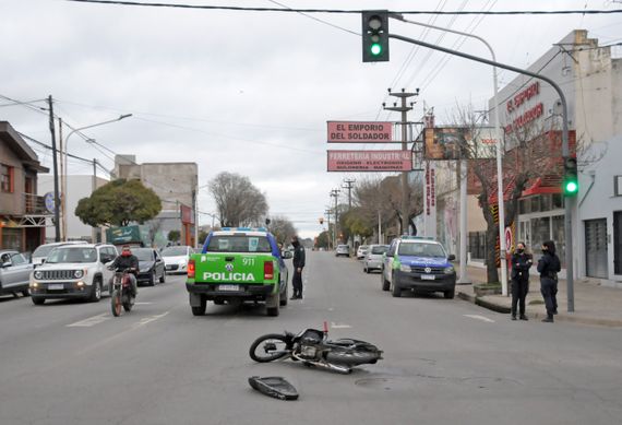 Dos motociclistas resultaron heridos tras protagonizar distintos choques