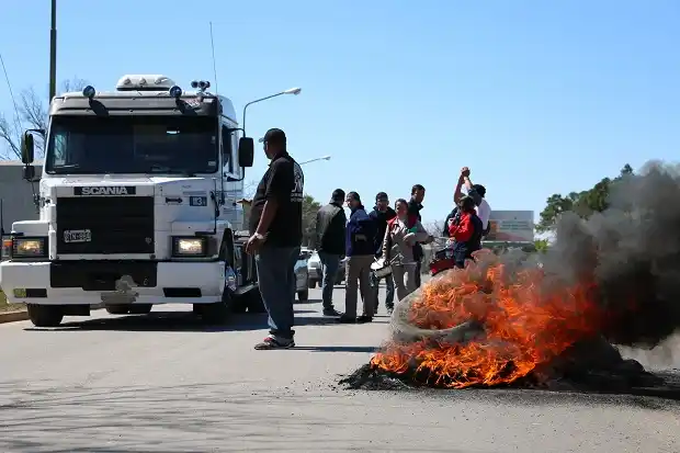 Trabajadores reclamaron la incorporación de siete despedidos