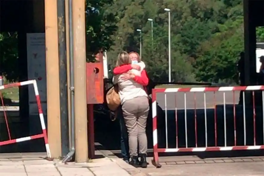 El conmovedor abrazo que derribó la frontera cerrada entre Concordia y Salto