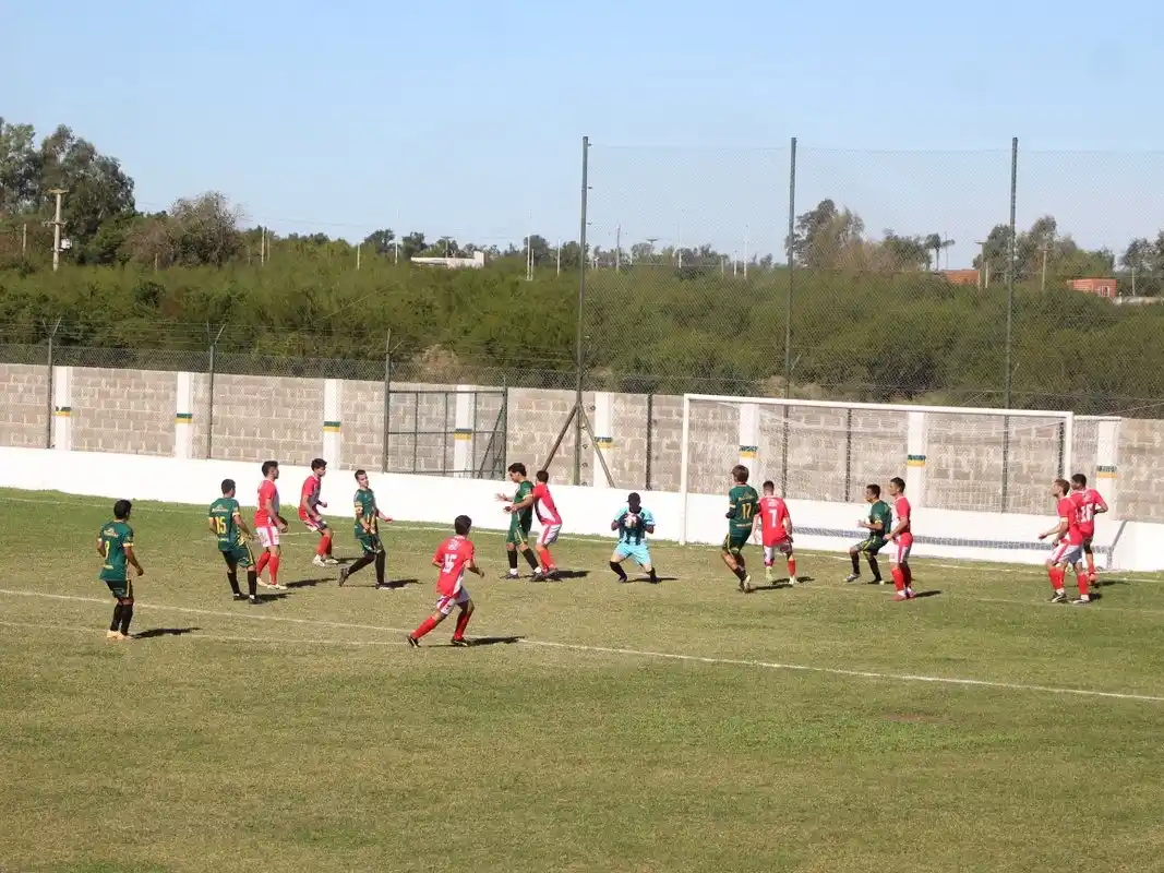La Academia sigue firme en la cima