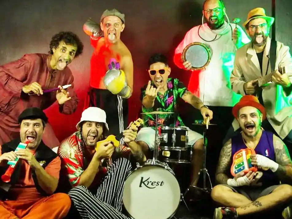 Avisale a Coso celebra sus 20 años con un show inolvidable en Pueblo Viejo