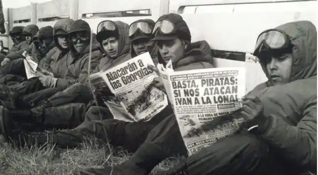 La foto tomada por la Agencia Télam en el 82' que fue tapa en diario Crónica.