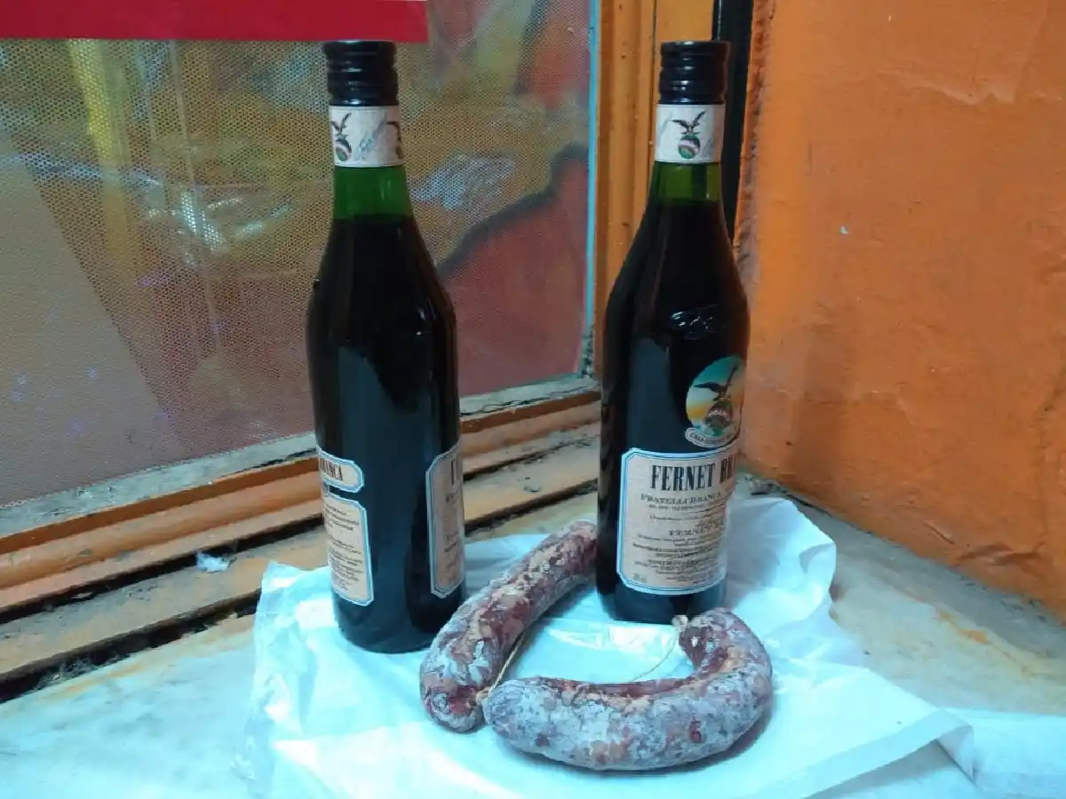 Lo detuvieron mientras intentaba robar fernet y salames de un supermercado