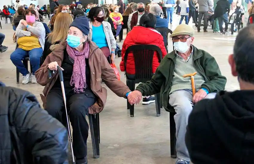 La foto que recorre el país: dos abuelos rosarinos tomados de la mano esperando la vacuna contra el coronavirus