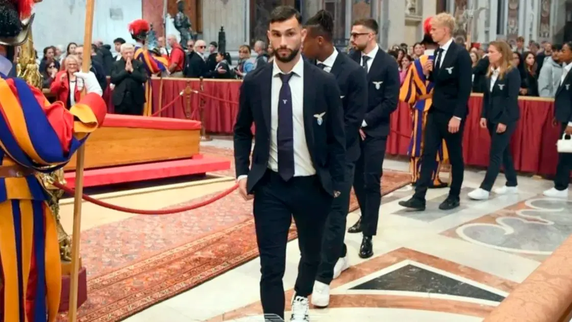 Los jugadores de la Lazio en la Basílica de San Pedro. Foto: NA.