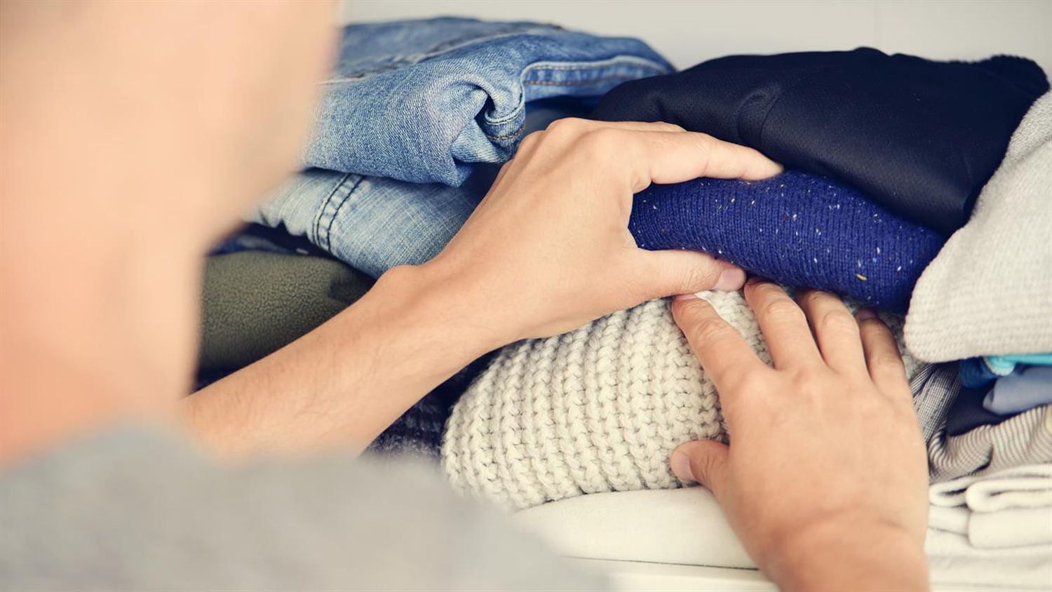 Cómo eliminar las manchas difíciles de los sweaters antes de guardarlos