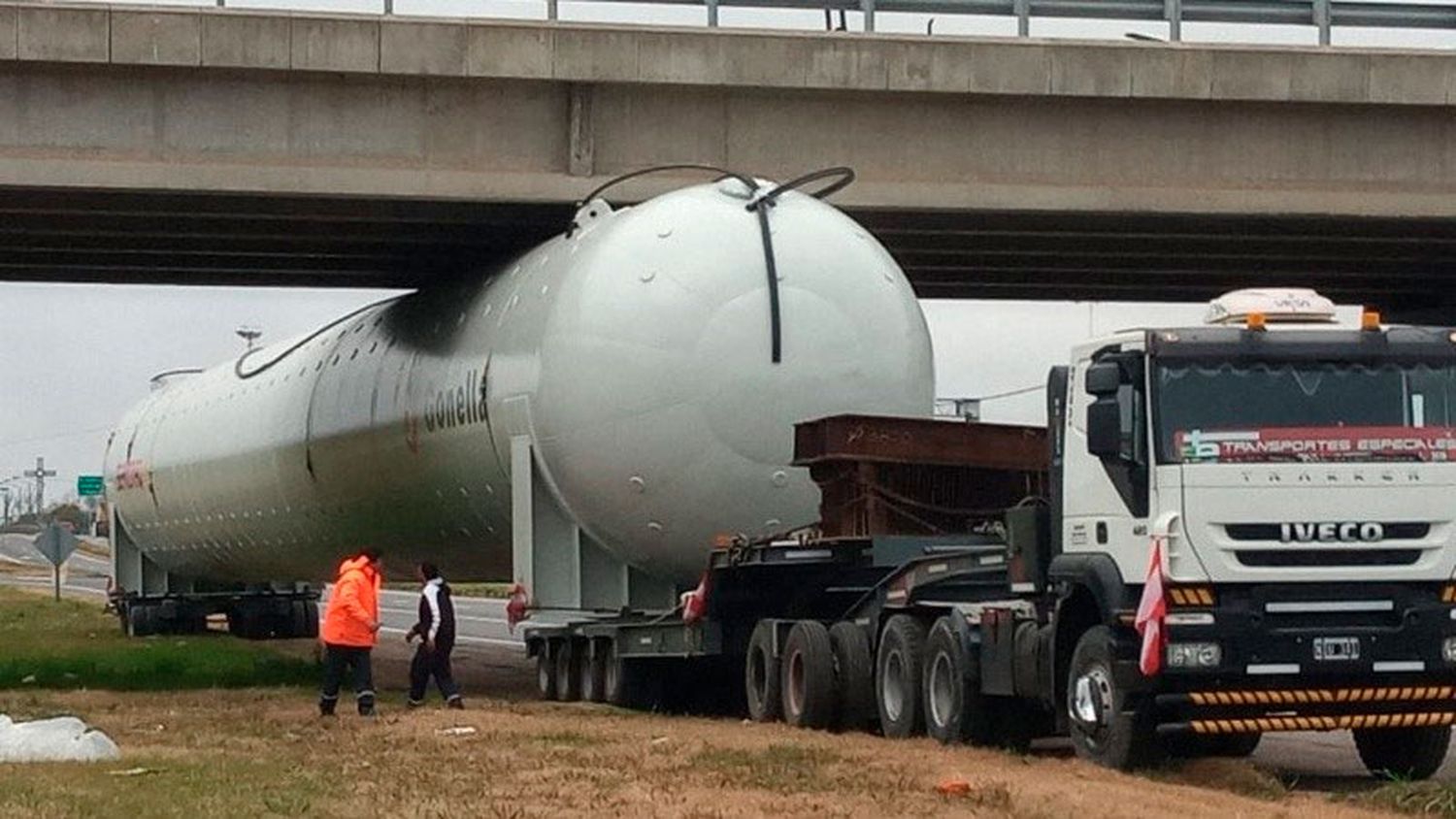 Camión que trasladaba gran tanque desde Entre Ríos quedó atascado en puente