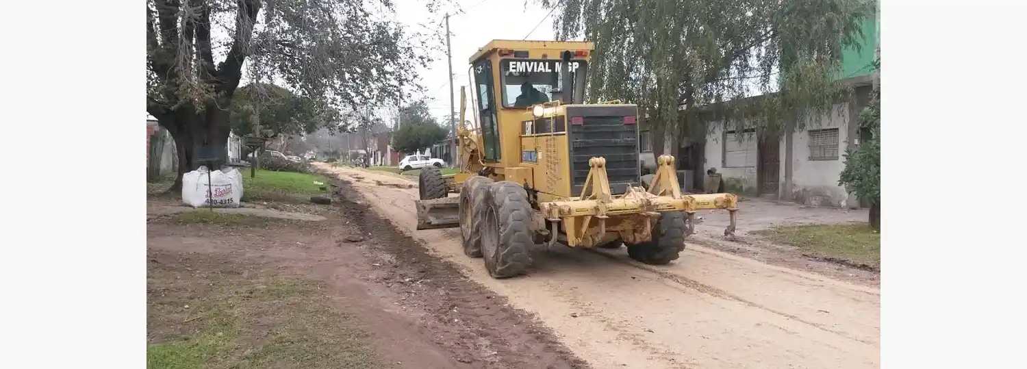 Con un intenso operativo, arreglaron calles de la zona sur