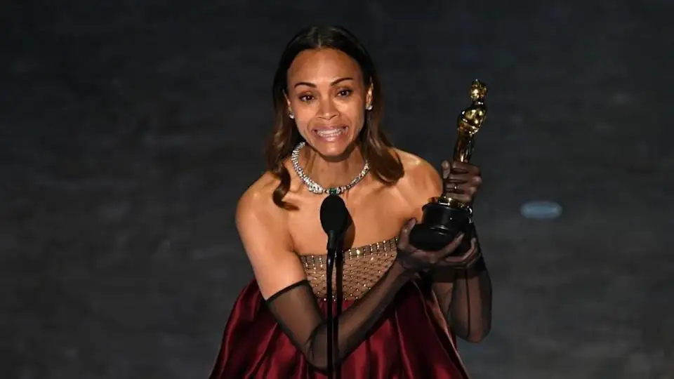 Zoe Saldaña en la ceremonia de los Premios Oscar 2025.