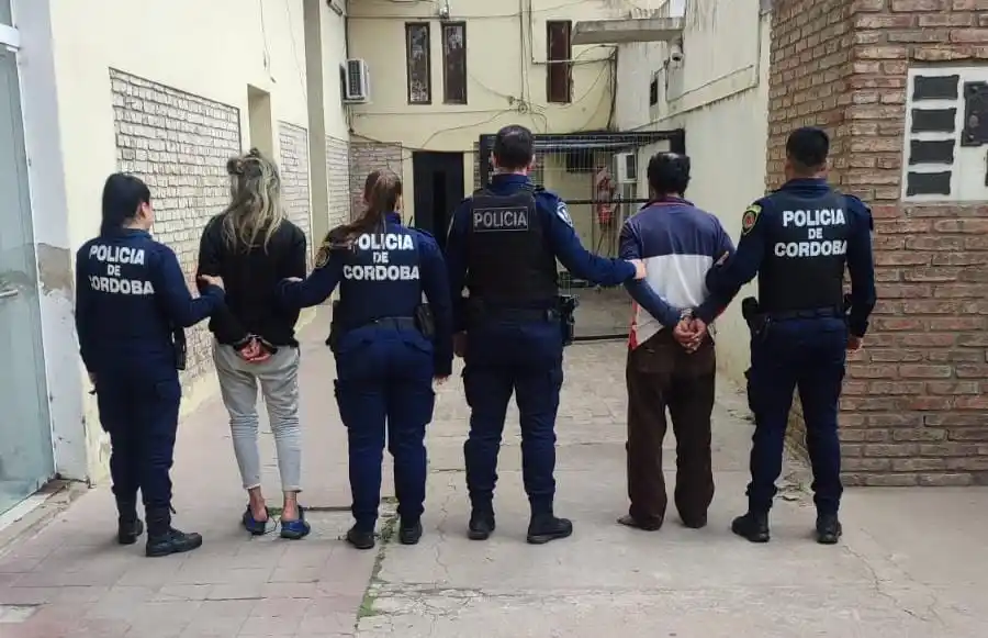 Los dos detenidos eran trasladados a sede policial.